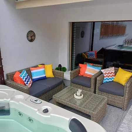 Spacieux - 2 à Coucher Incl Jacuzzi Privé *